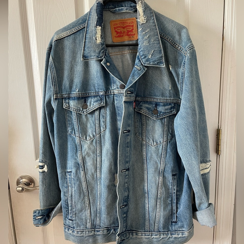 Levi’s Distressed Denim jacket SIZE XL